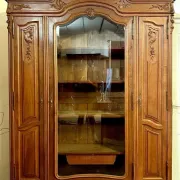 Bibliothéque Style Louis XV Rocaille en noyer sculpté