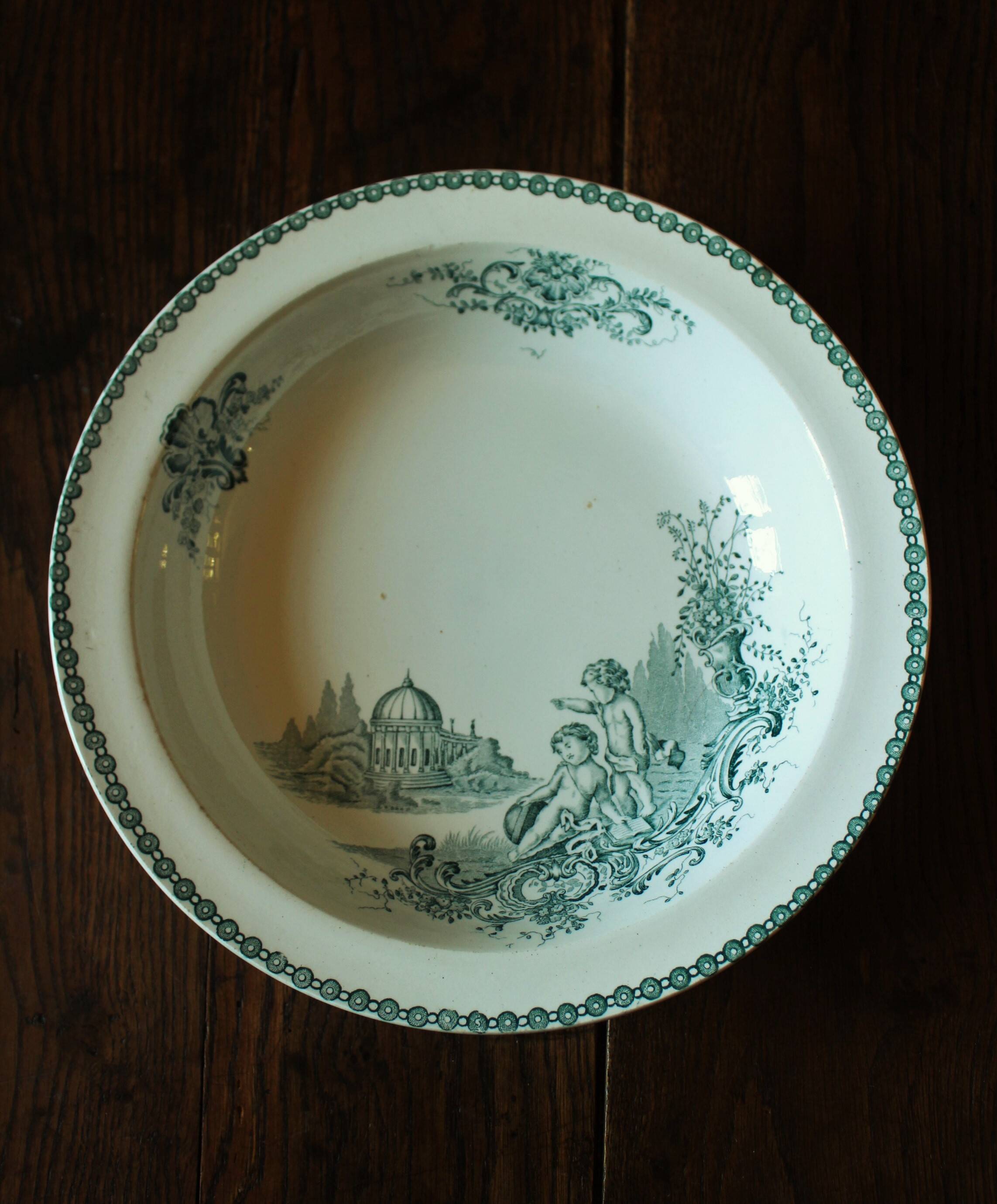 Round hollow dish Trianon green Saint Amand