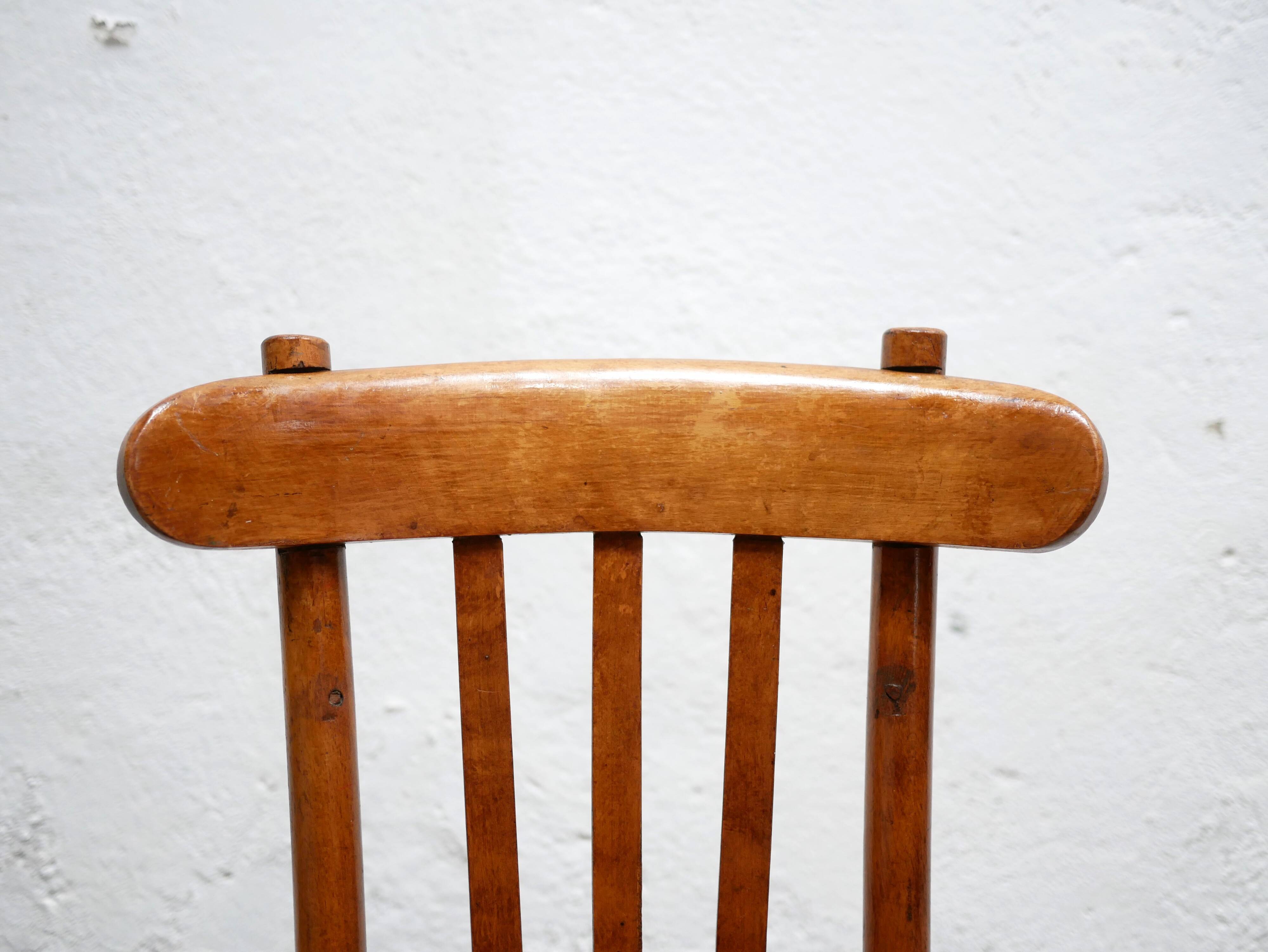 Chaise de bar vintage en bois par les éditions Luterma