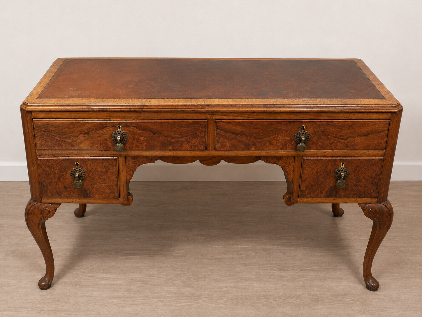 Bureau chippendale en loupe d orme