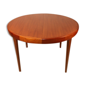 Scandinavian expandable round table in teak 1960
