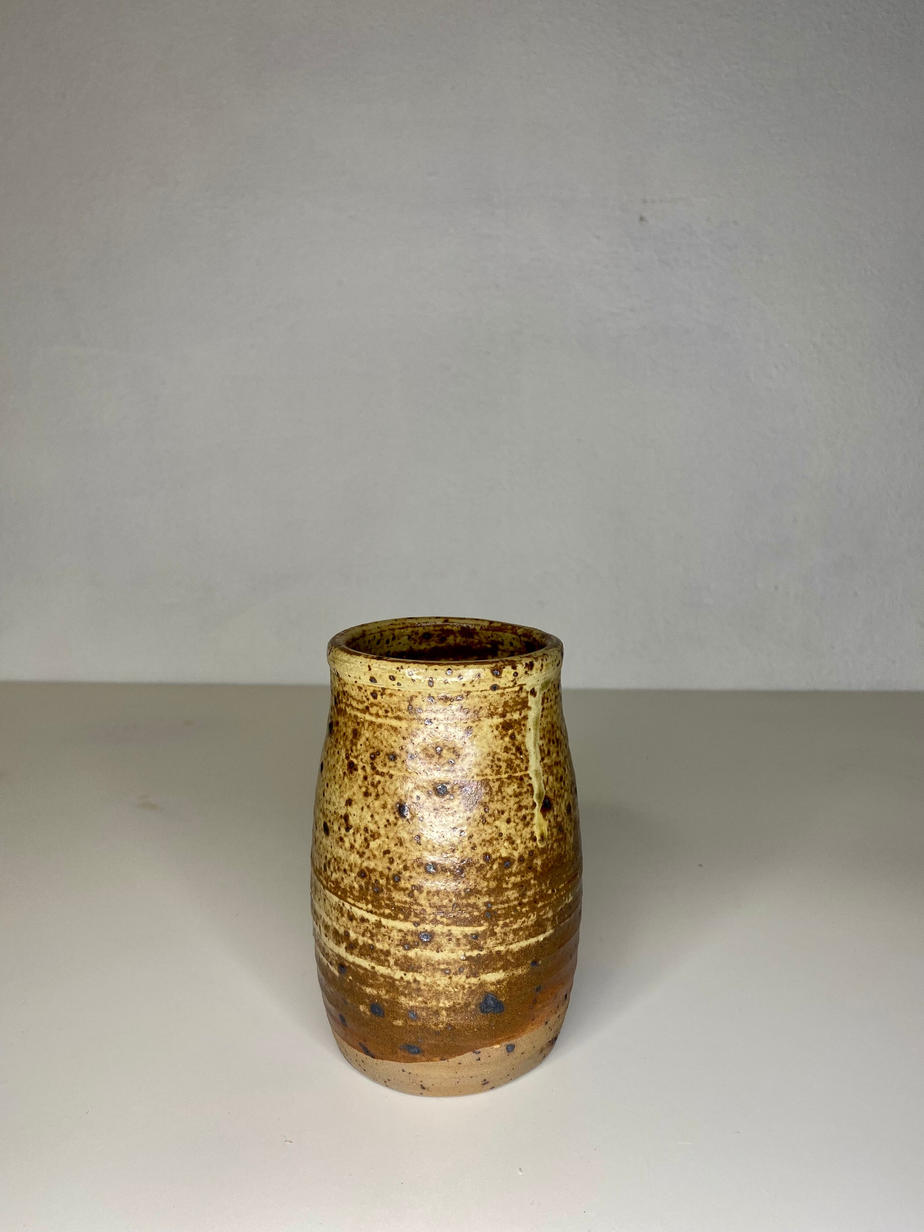 Small speckled sandstone pot