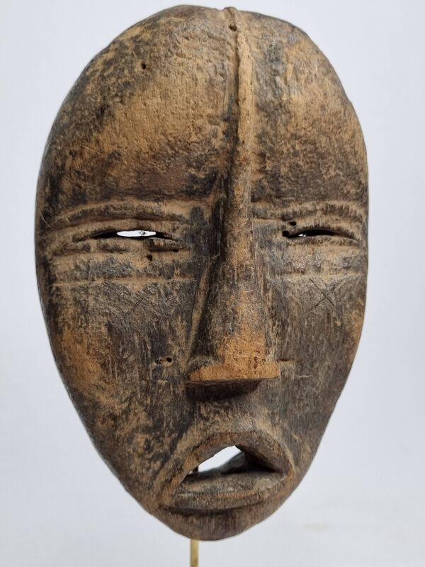 Masque passeport Dan ancien en bois sculpté 15 cm, avec support