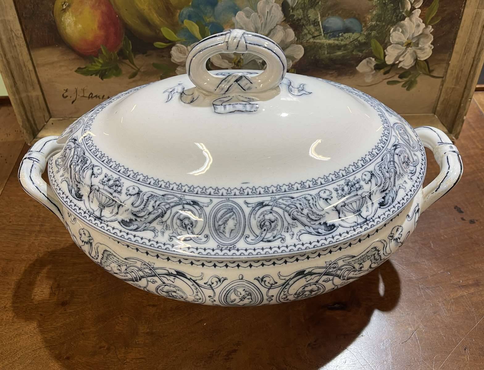 Important English Minton porcelain soup tureen, Florentine pattern
