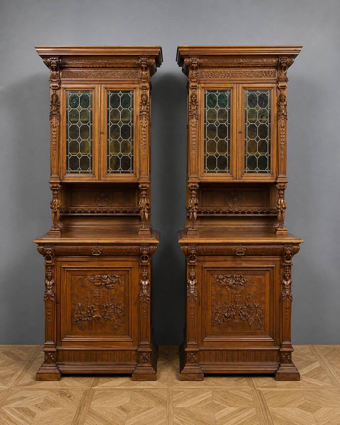 Paire de buffets deux-corps de style Renaissance richement sculp