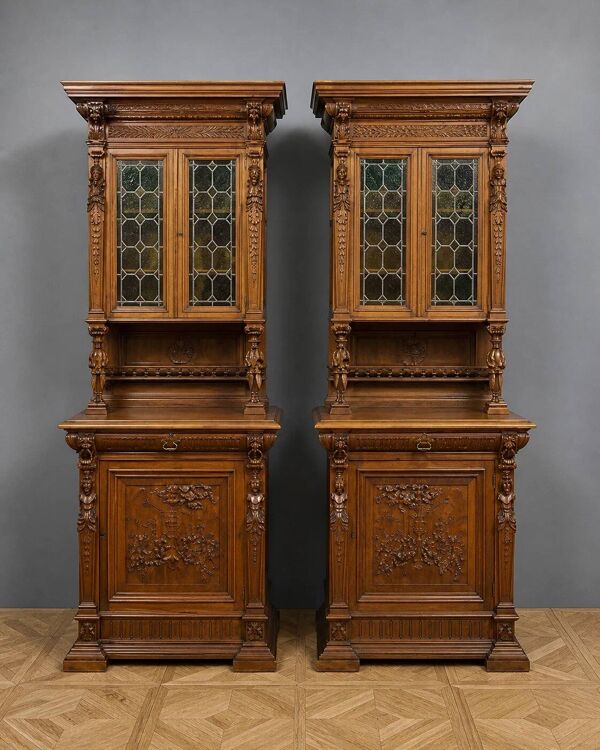 Paire de buffets deux-corps de style Renaissance richement sculp
