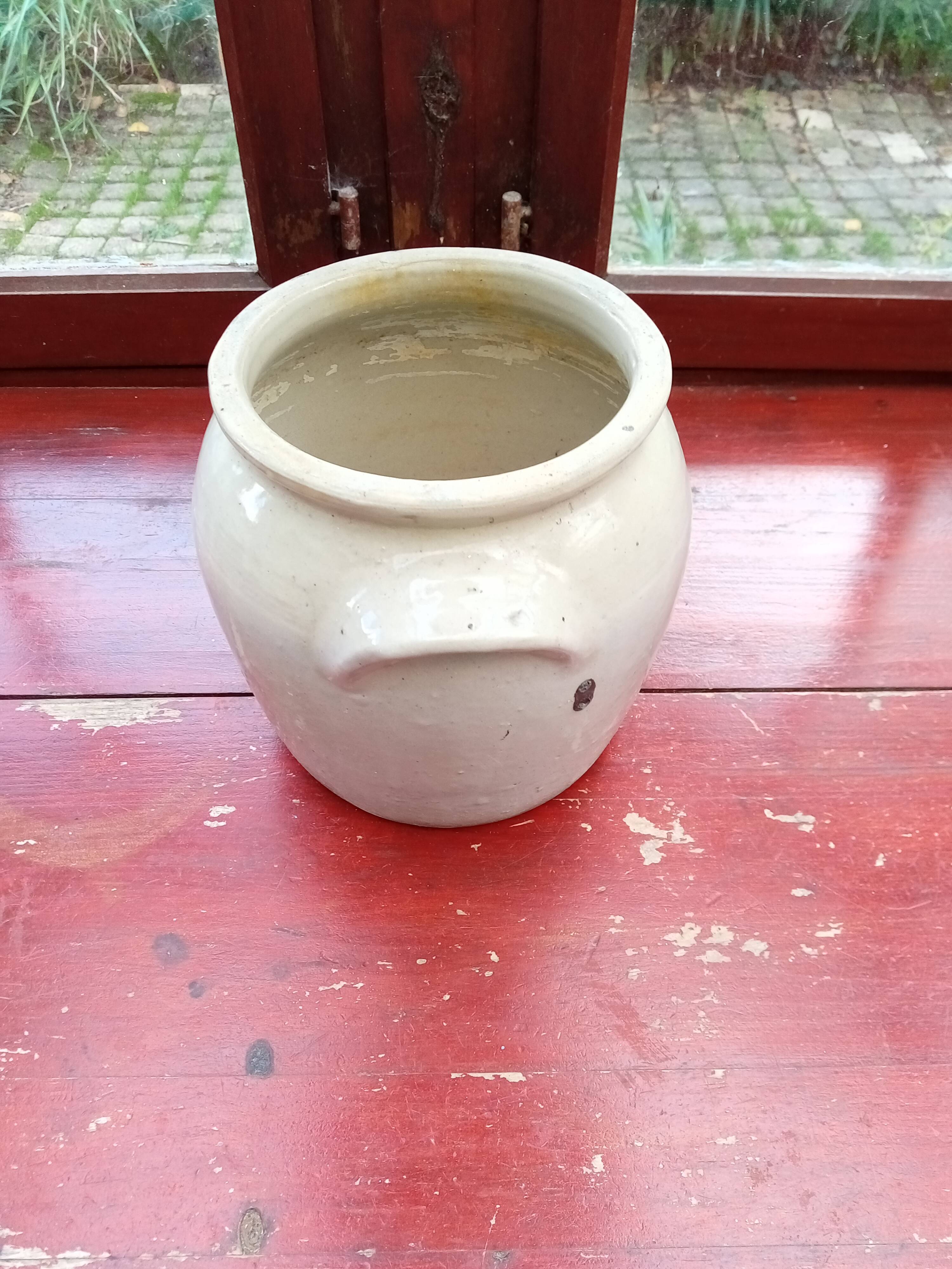 Off-white sandstone pot