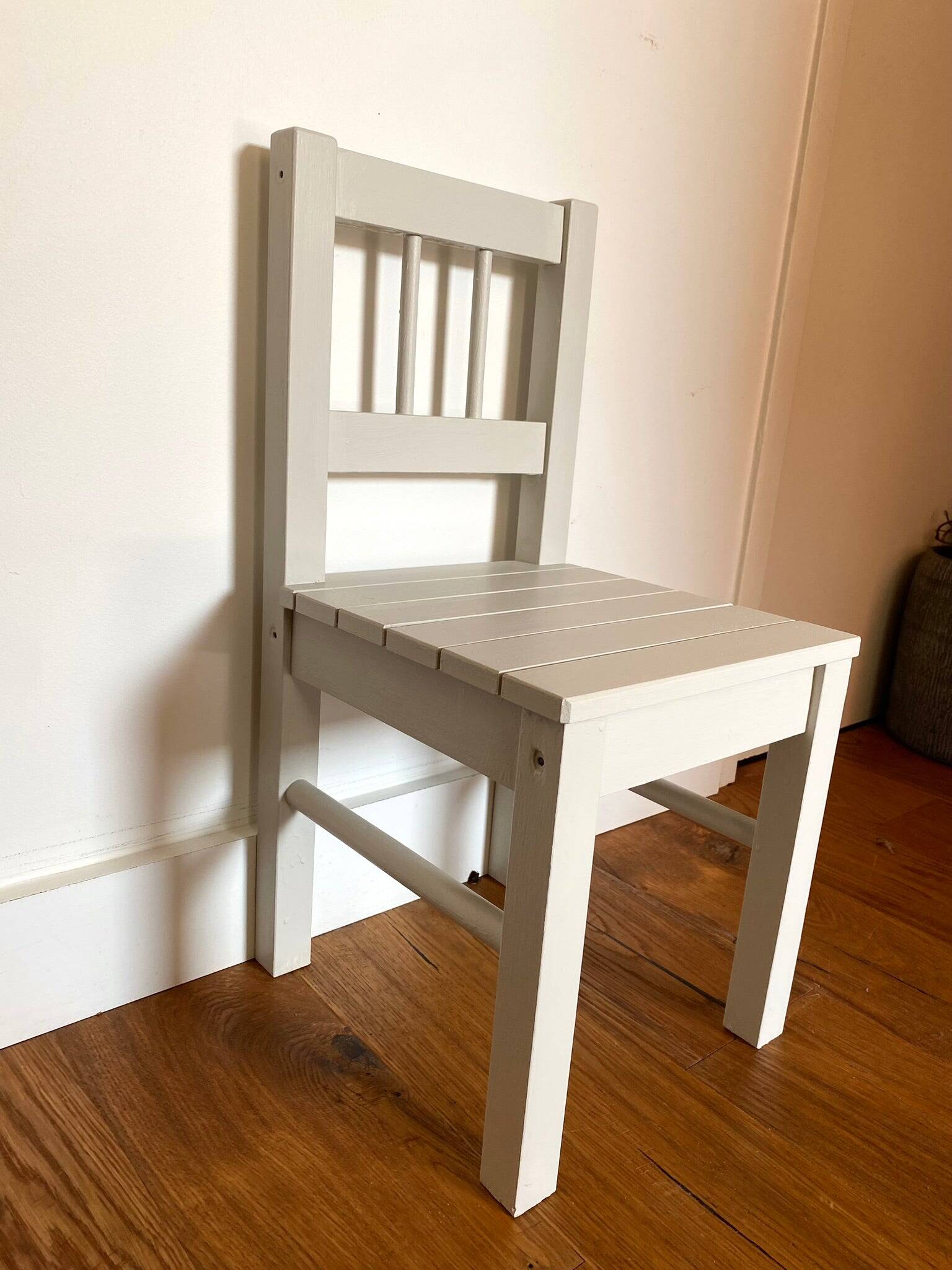 Chaise pour enfant en bois ancien