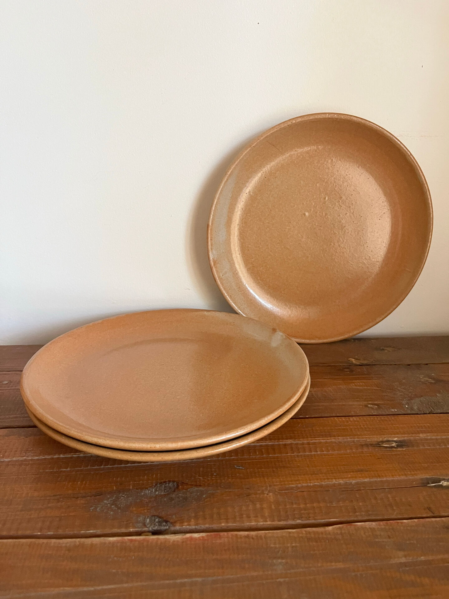 3 assiettes plates en grès 