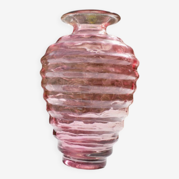 Vase en verre moulé rose