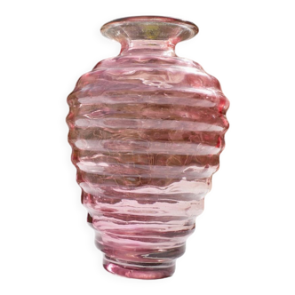 Vase en verre moulé rose