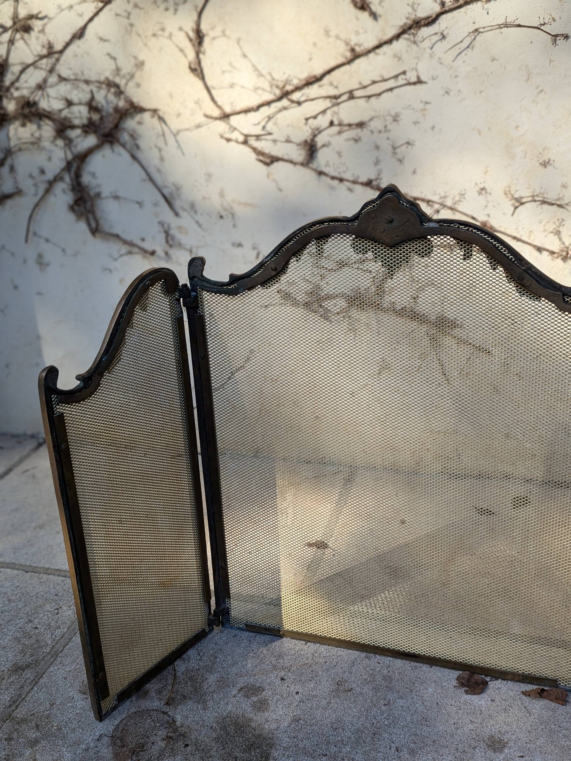 Brass fire screen with 2 leaves