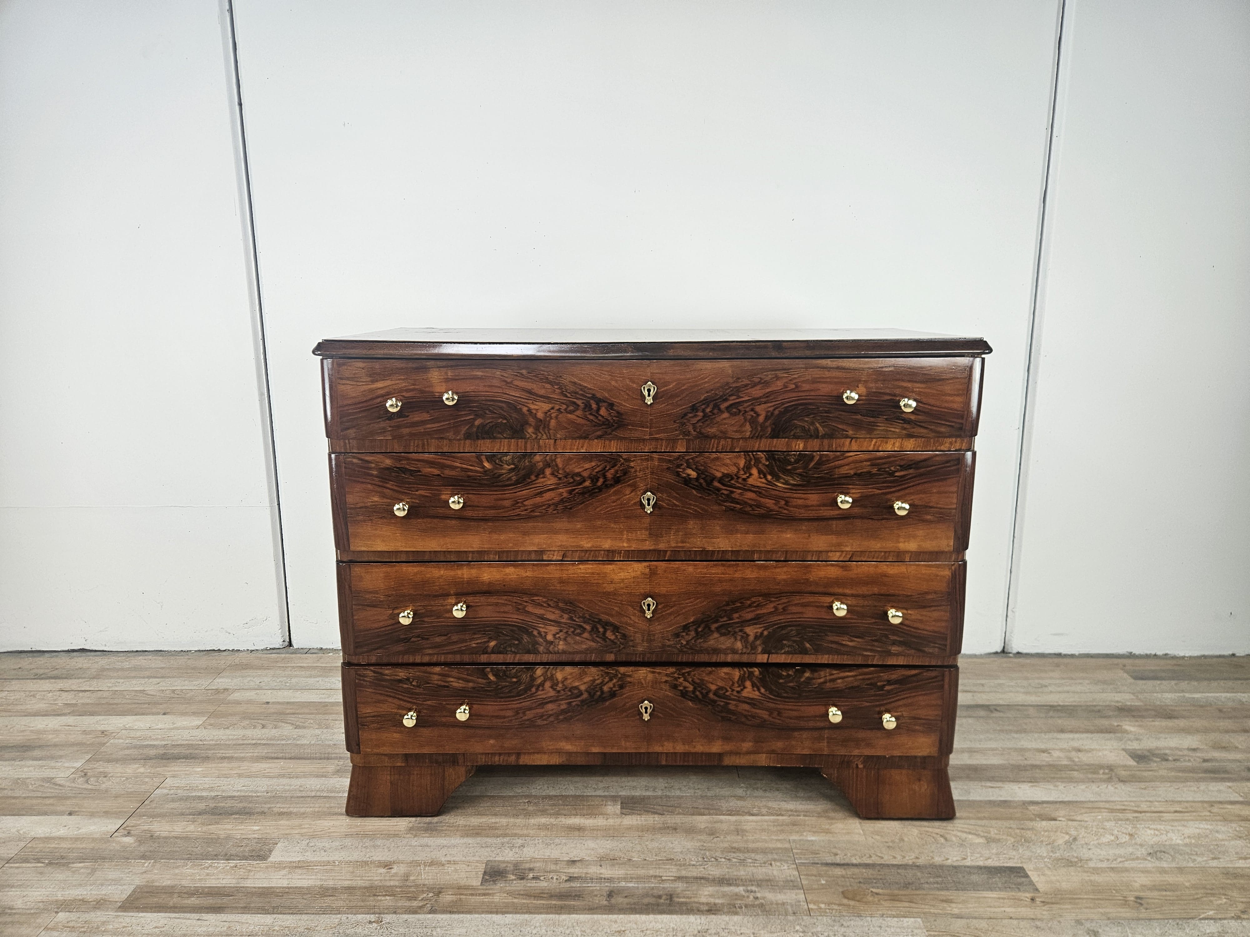 Commode Art Déco en noyer et laiton