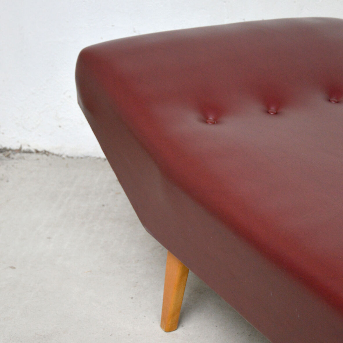 Daybed in red skai, 1960