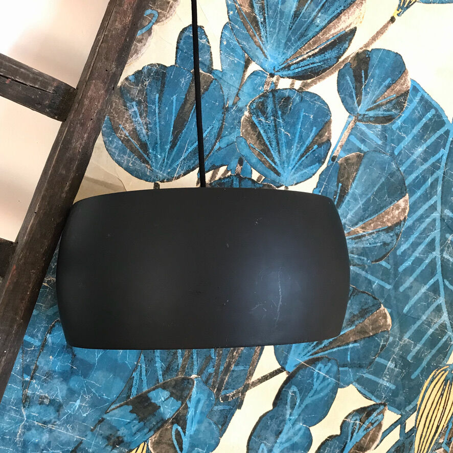 Black metal suspension