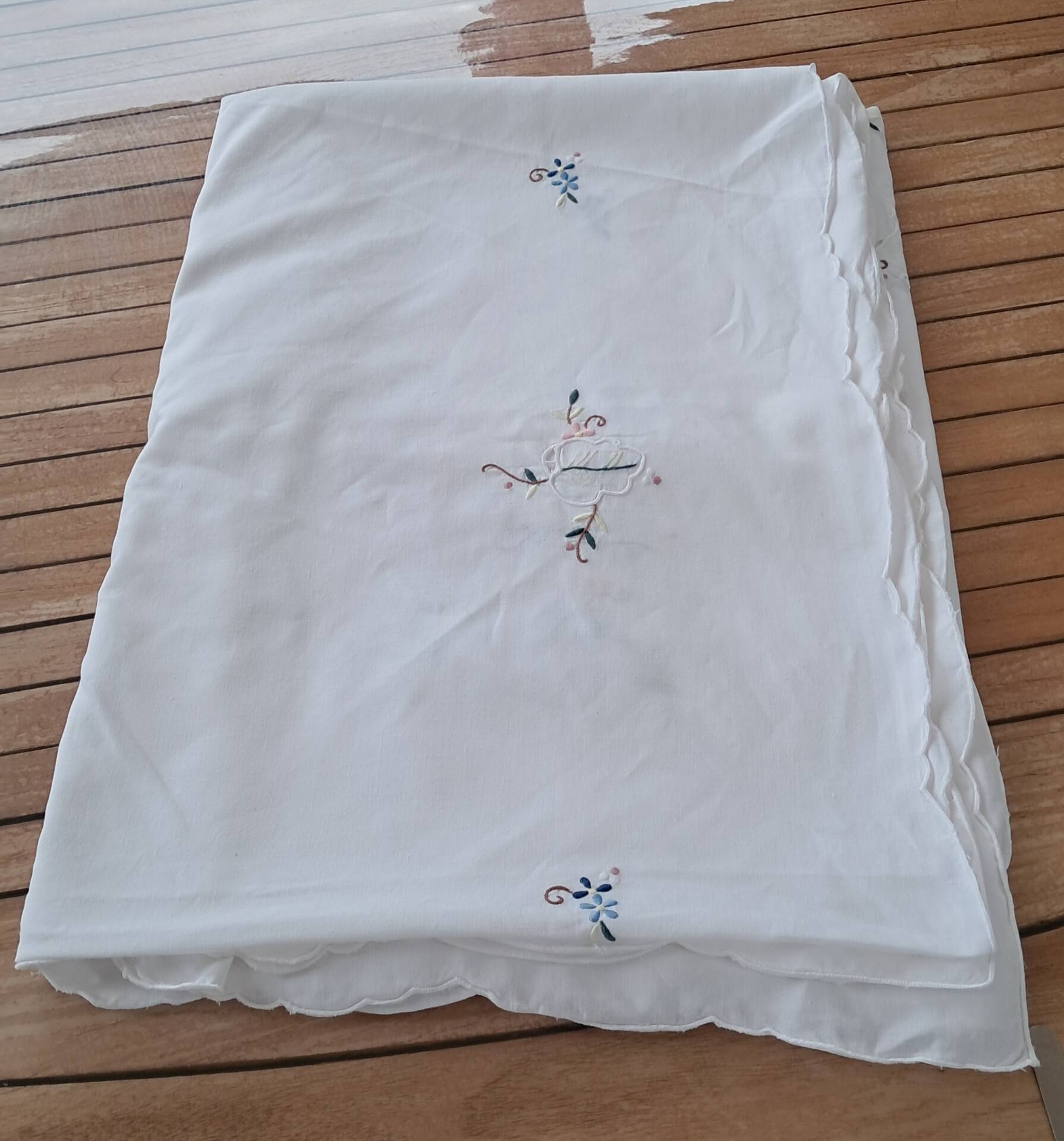 Antique hand-embroidered tablecloth with floral patterns and Richelieu cutwork – 160 x