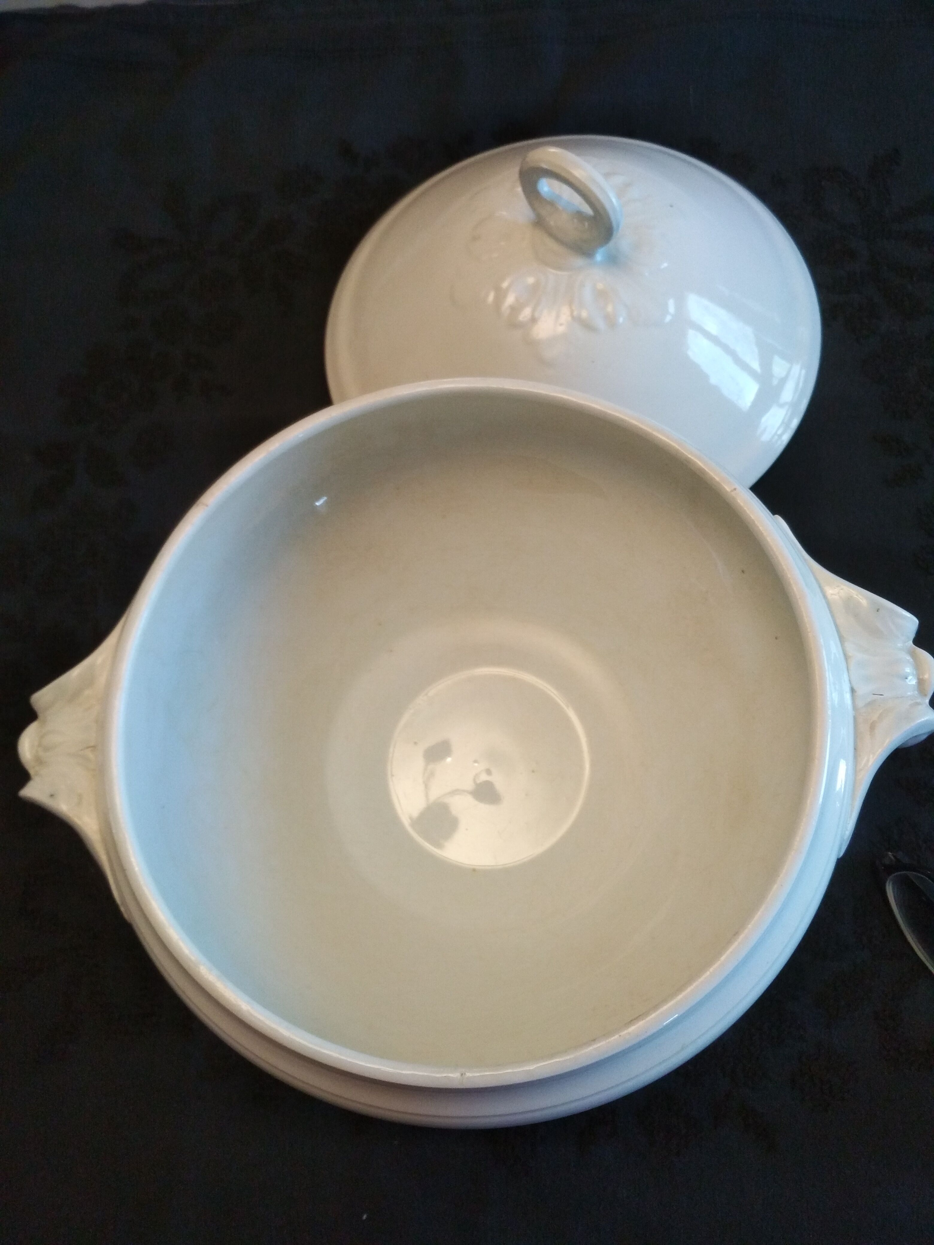 Soup tureen in opaque faience of Lunéville