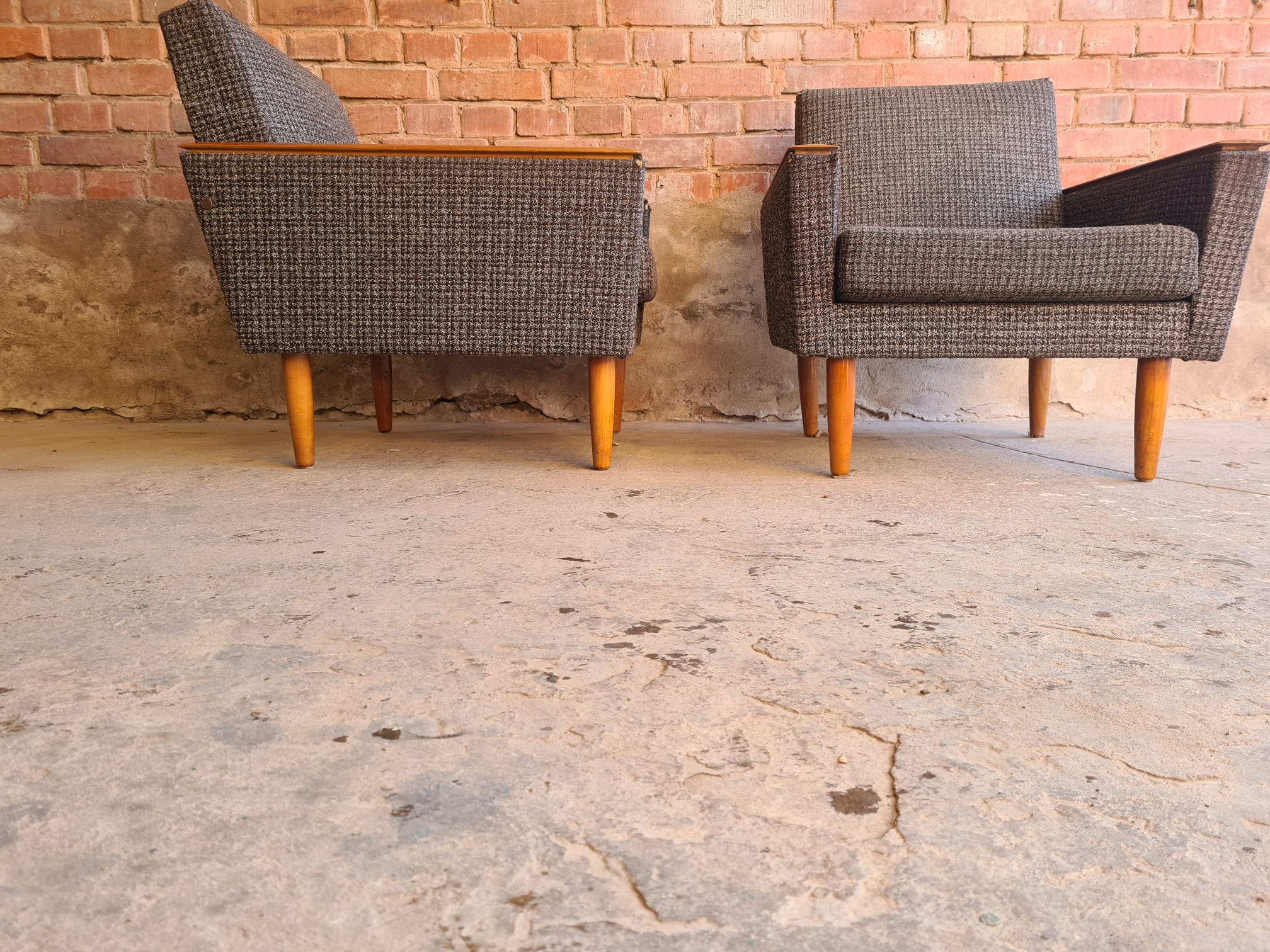 Paire de fauteuils club 70"