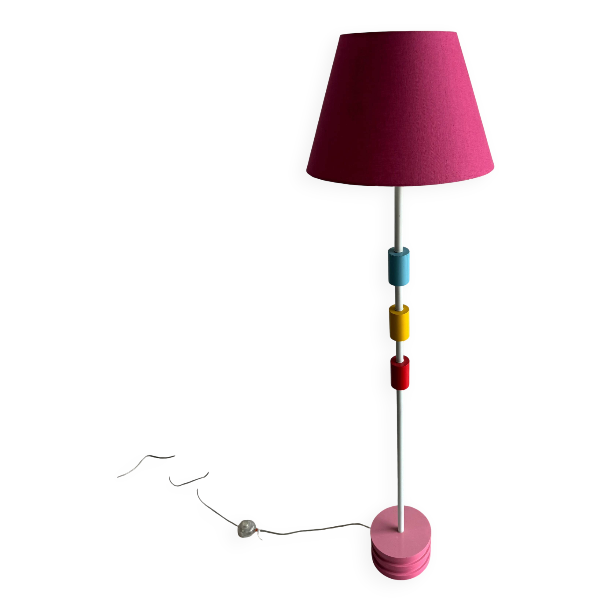 Lampadaire vintage IKEA en métal blanc avec abat-jour en tissu rose et accents colorés