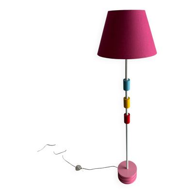 Lampadaire vintage IKEA en métal blanc avec abat-jour en tissu rose et accents colorés
