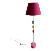 Lampadaire vintage IKEA en métal blanc avec abat-jour en tissu rose et accents colorés