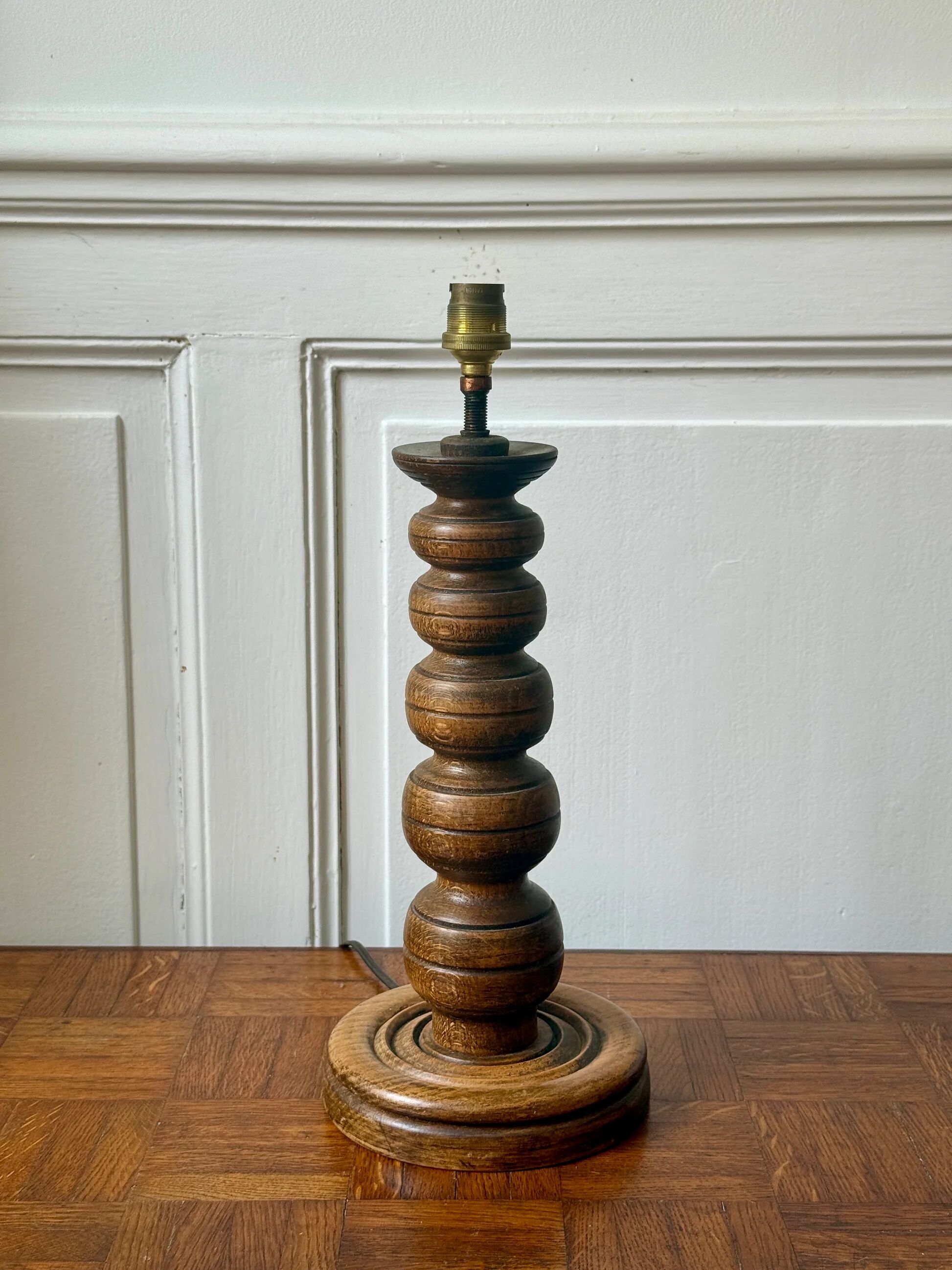 Pied de lampe en bois tourné