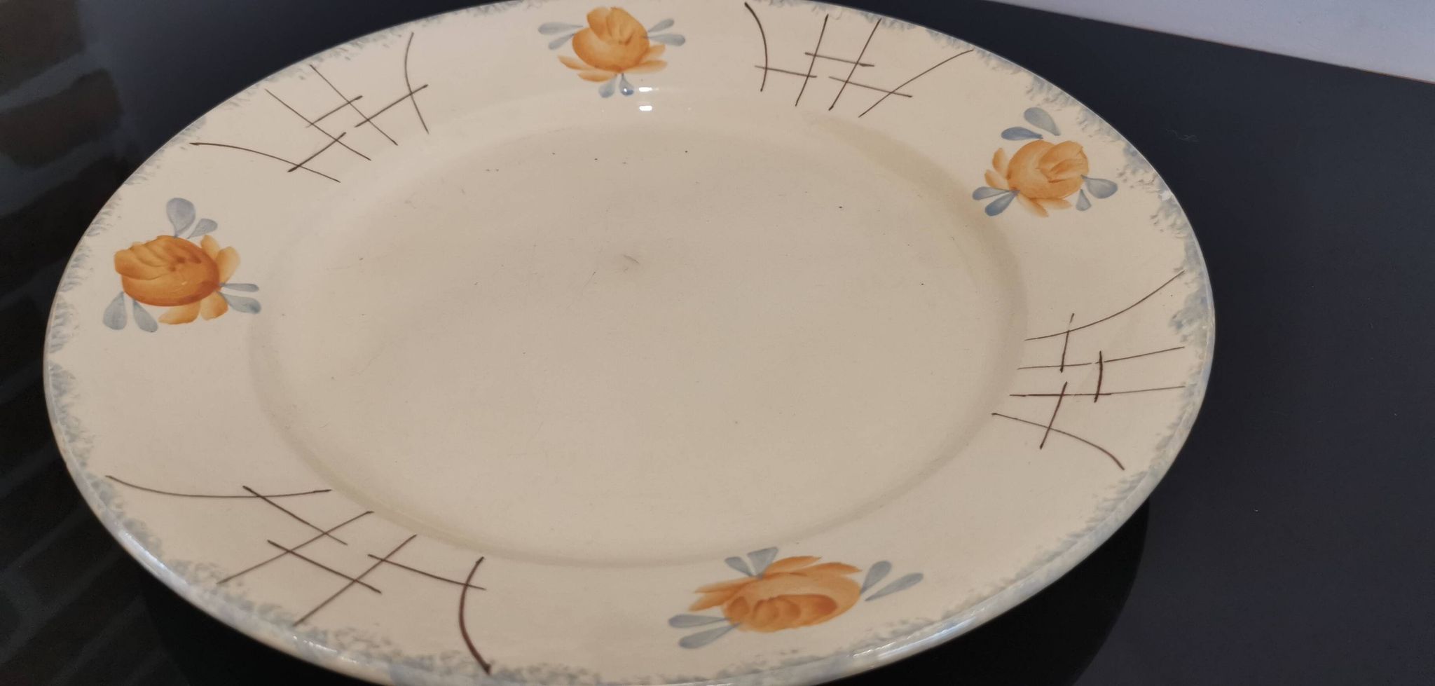 Ancien plat en faïence Terre de fer, peint à la main