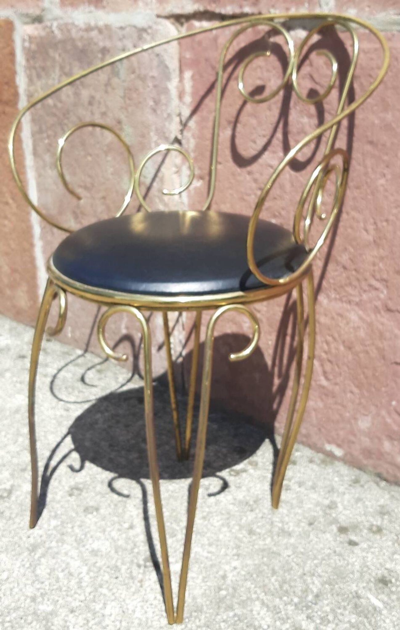 Coiffeuse et chaise en métal doré et opaline.