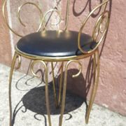 Coiffeuse et chaise en métal doré et opaline.
