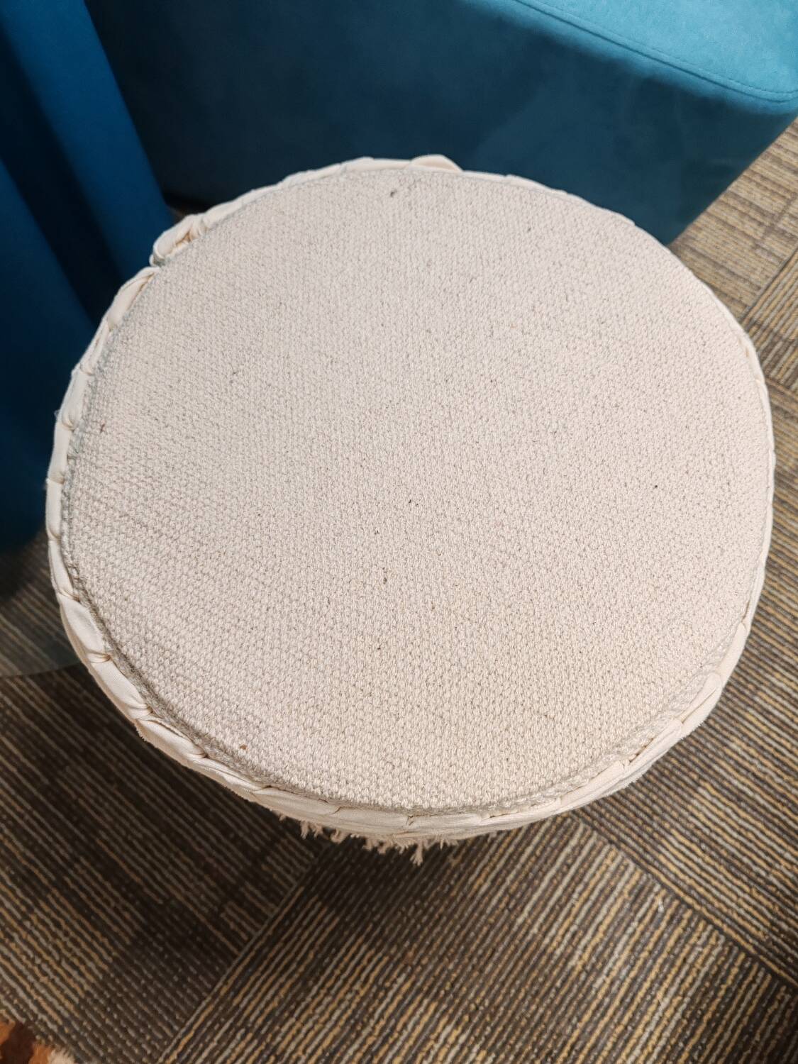 Tabouret pouf bois et tissus.