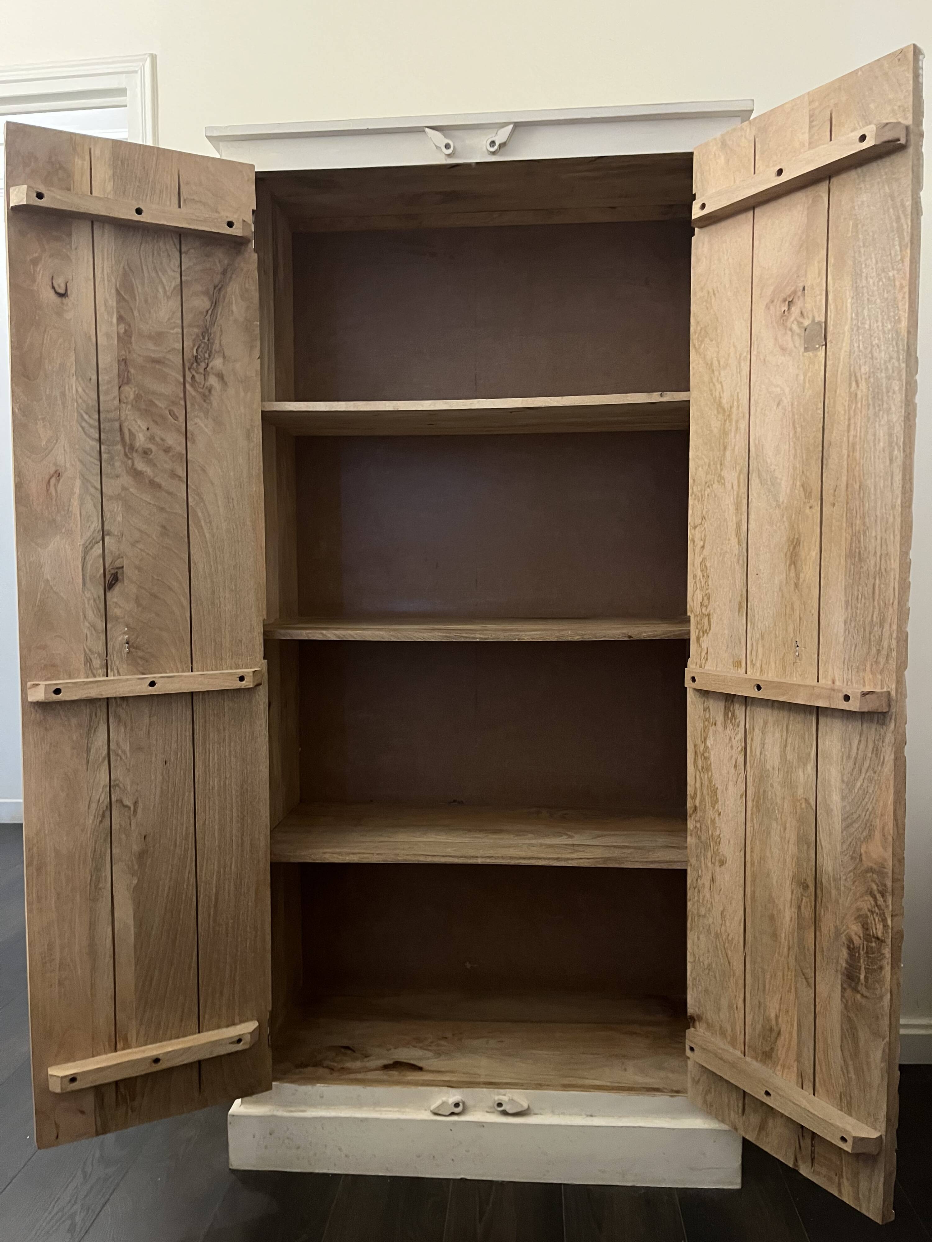 Sublime Indian wardrobe in white wood