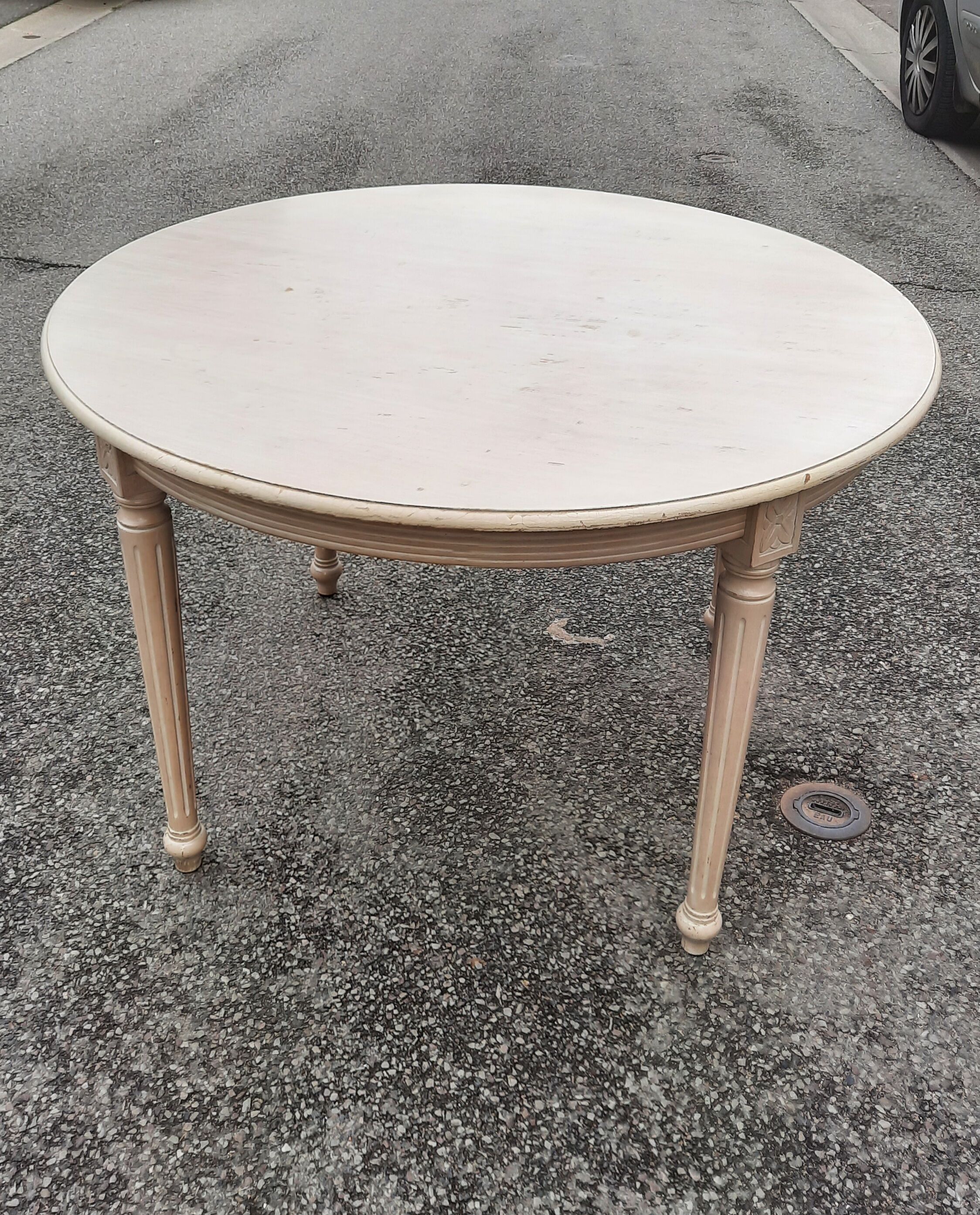 White lacquered table Louis XVI style