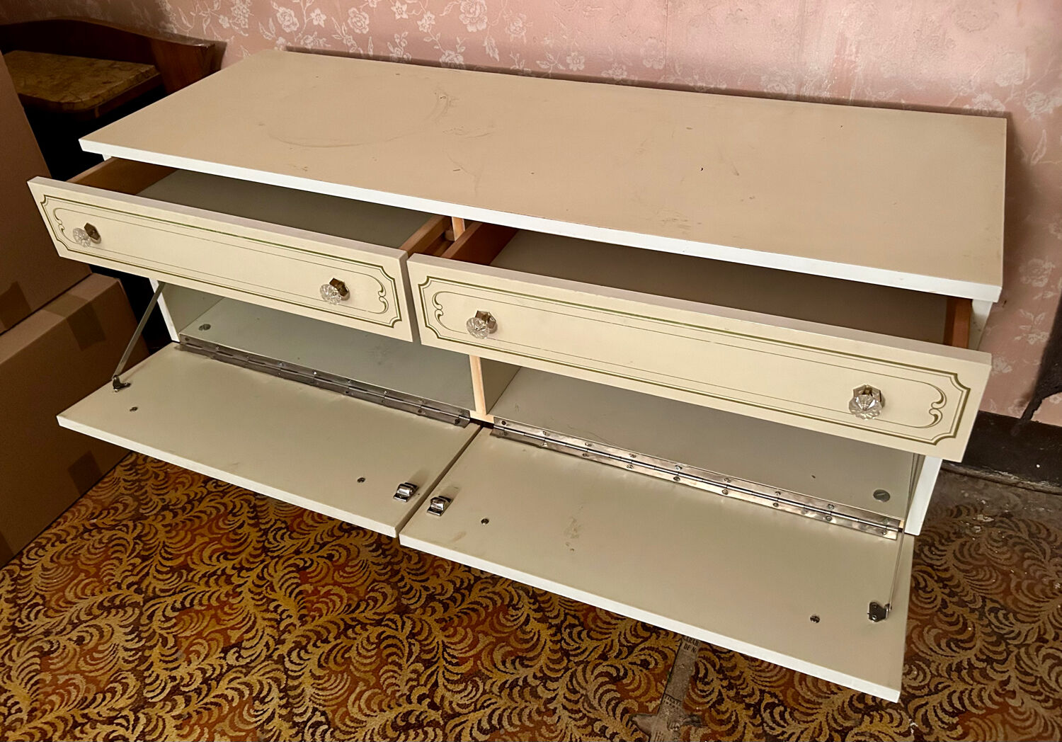 Vintage chest of drawers / sideboard / TV stand