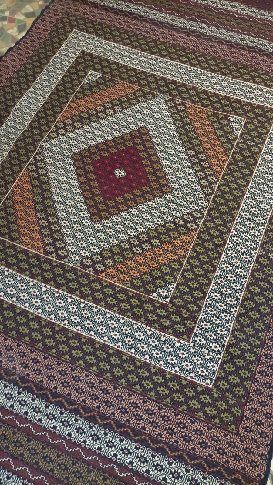 Tapis afghan artisanal réalisé à l’aiguille – 175 × 135cm