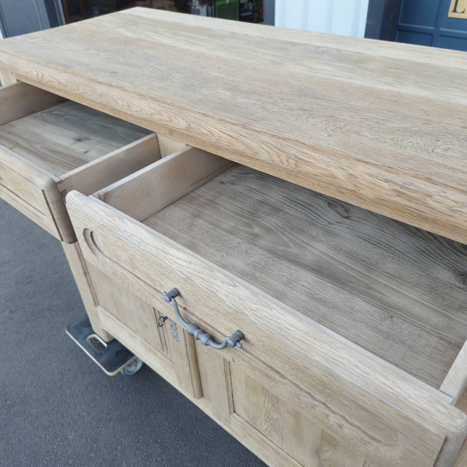 Beau buffet 3 portes chêne massif