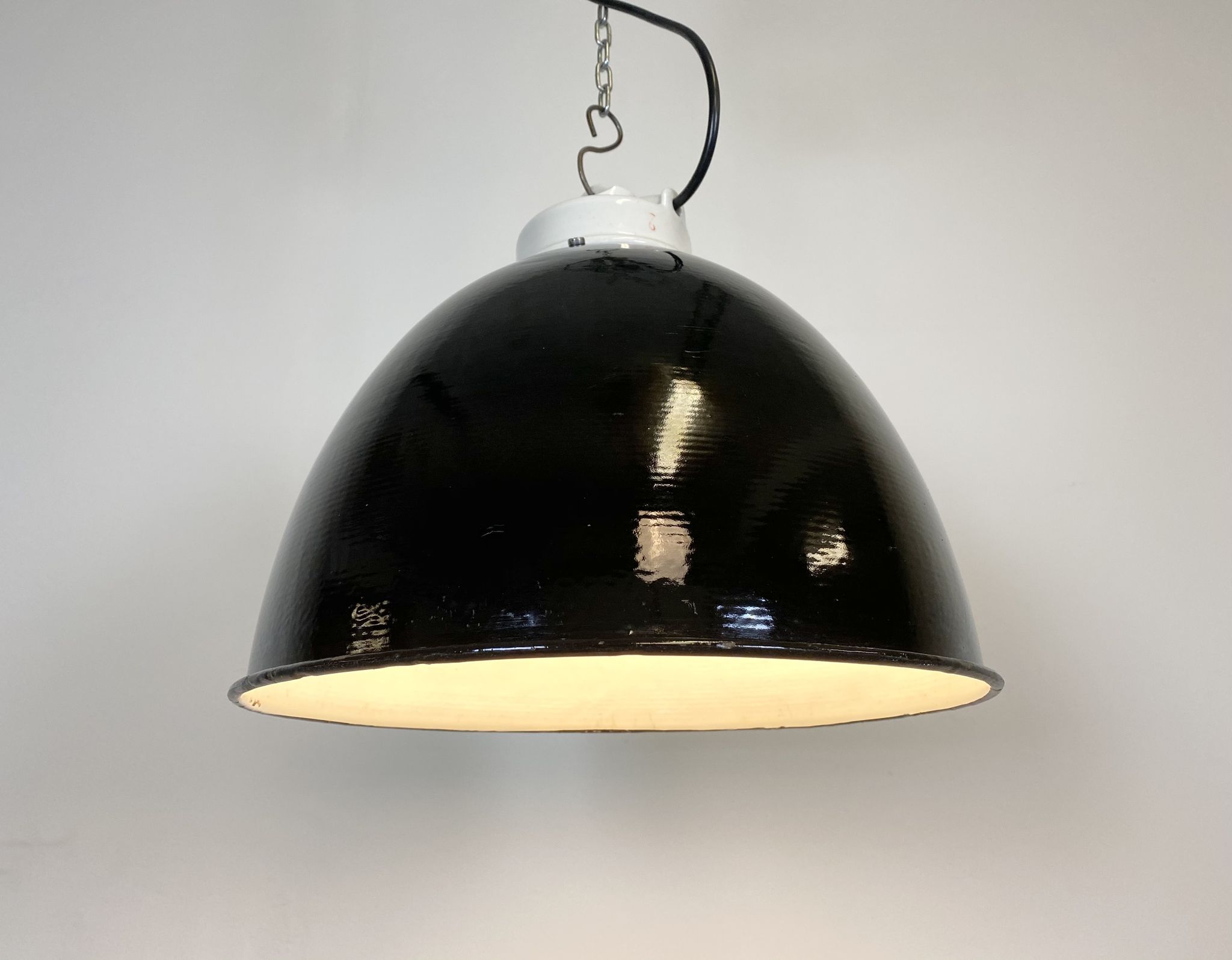 Suspension industrielle en émail noir avec dessus en porcelaine, années 50