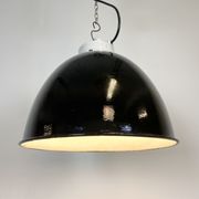 Suspension industrielle en émail noir avec dessus en porcelaine, années 50