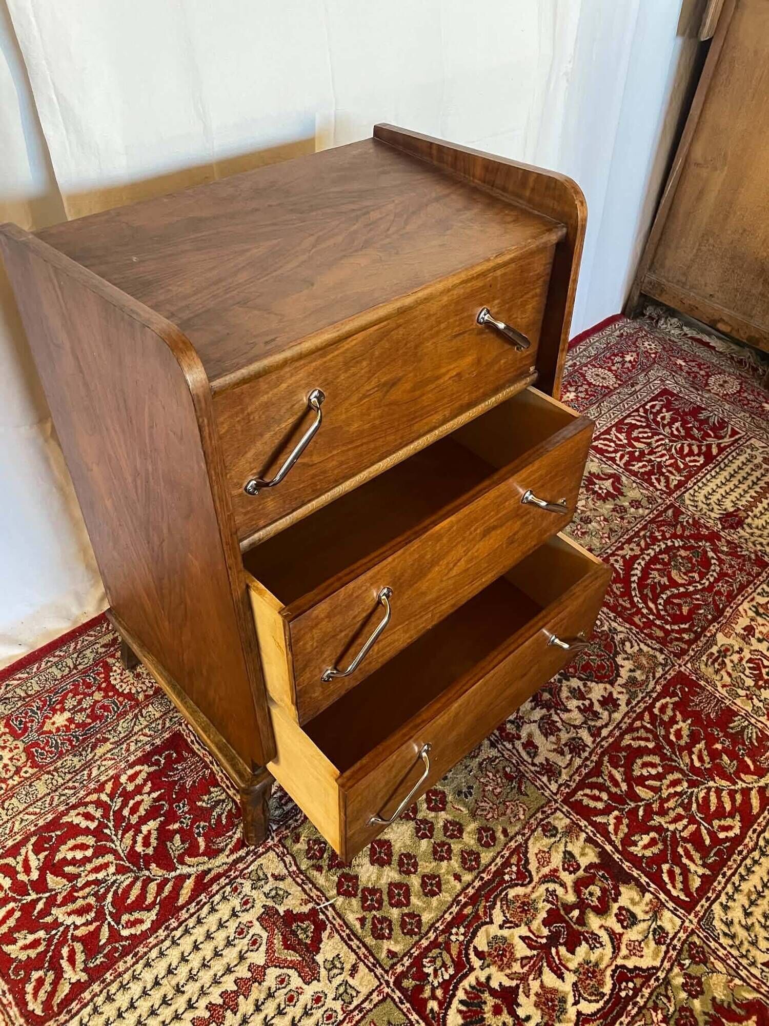 Small vintage chest of drawers in walnut and walnut veneer – 3 drawers