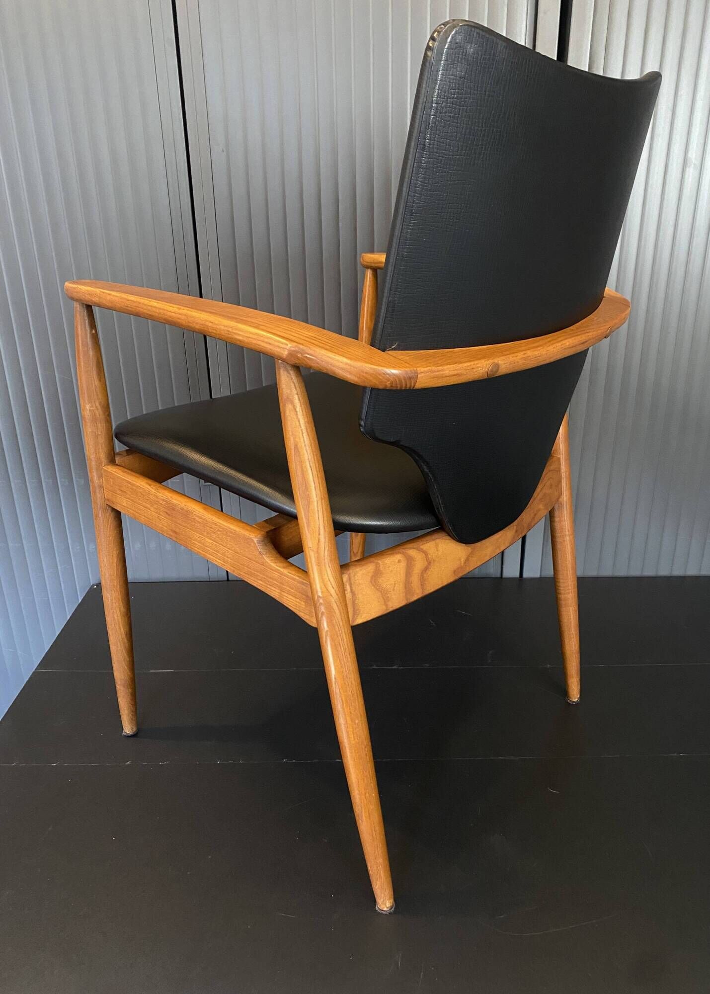 A Scandinavian teak skai chair from the 1960s for a vintage desk table.