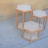 Série de 3 tables basses vintage en travertin et bois par les éditions Roche Bobois