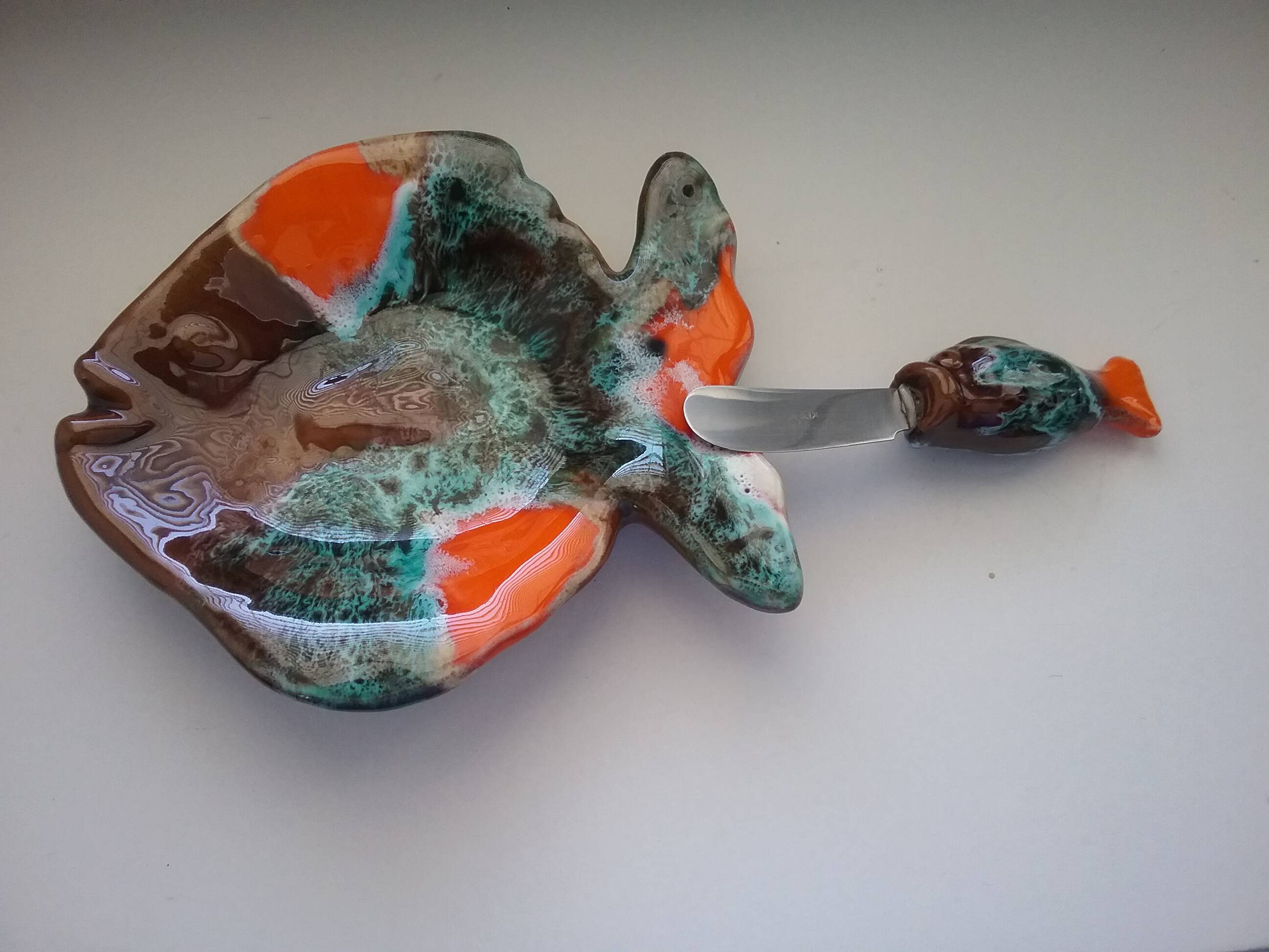 Beurrier et couteau "poisson" Vallauris