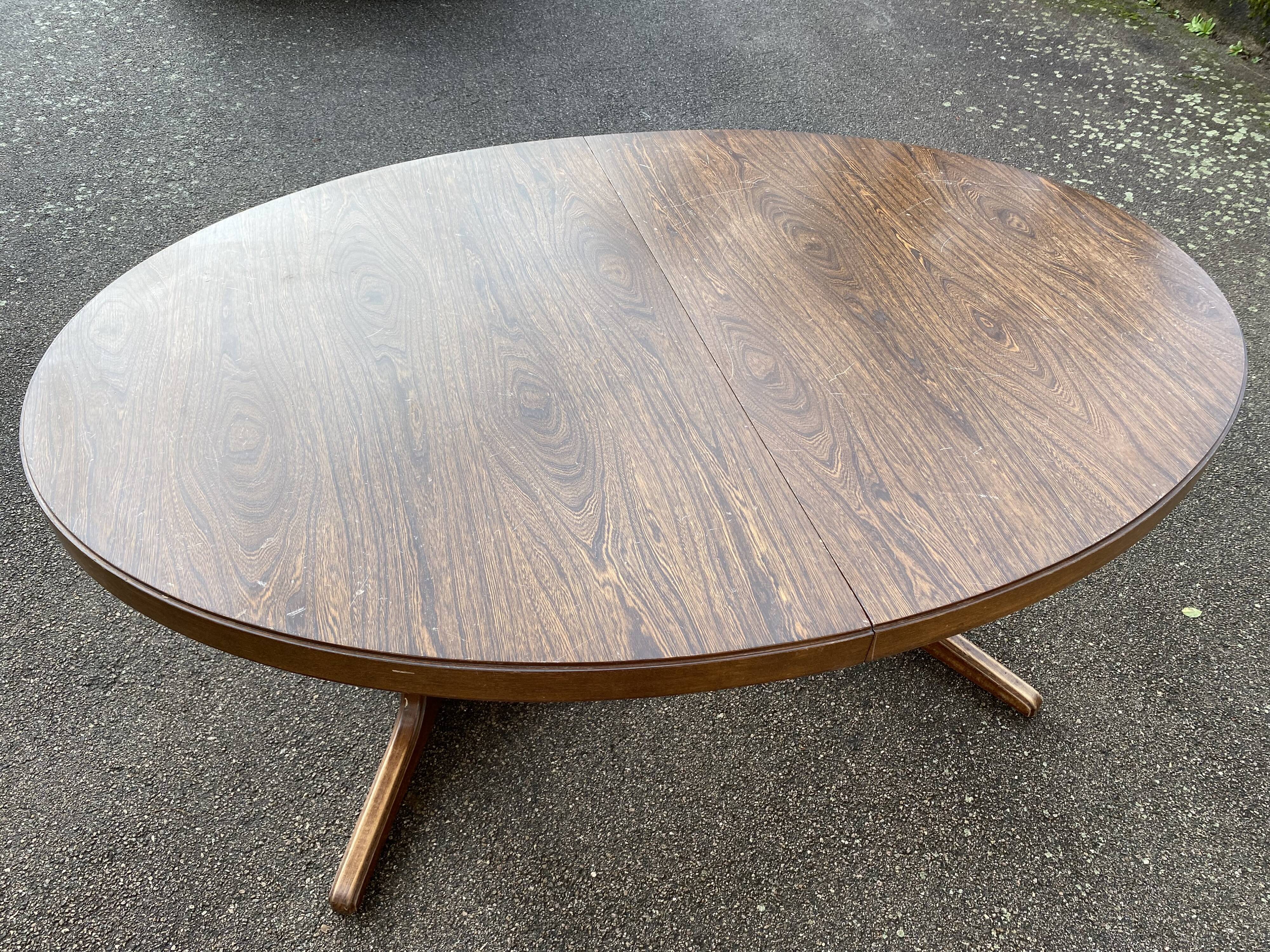Oval baumann table