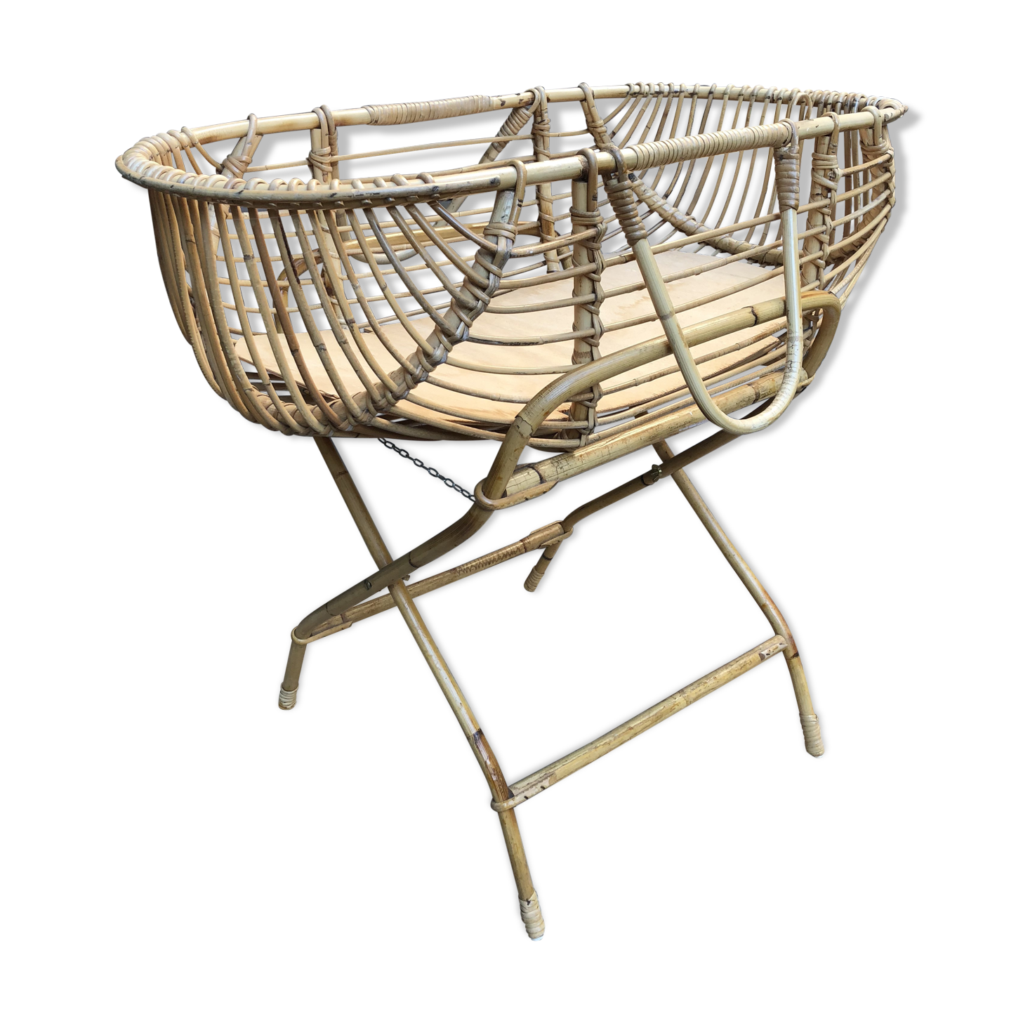 Wicker bassinet cradle