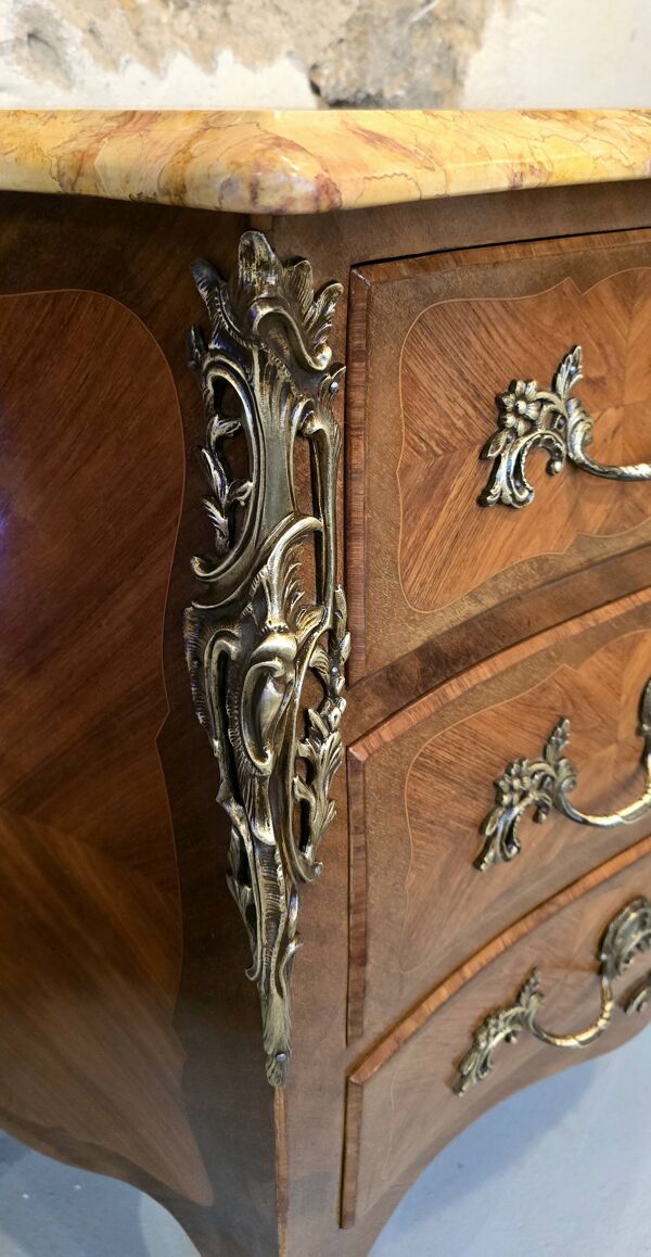 Commode galbée de style Louis XV – marqueterie en bois de rose