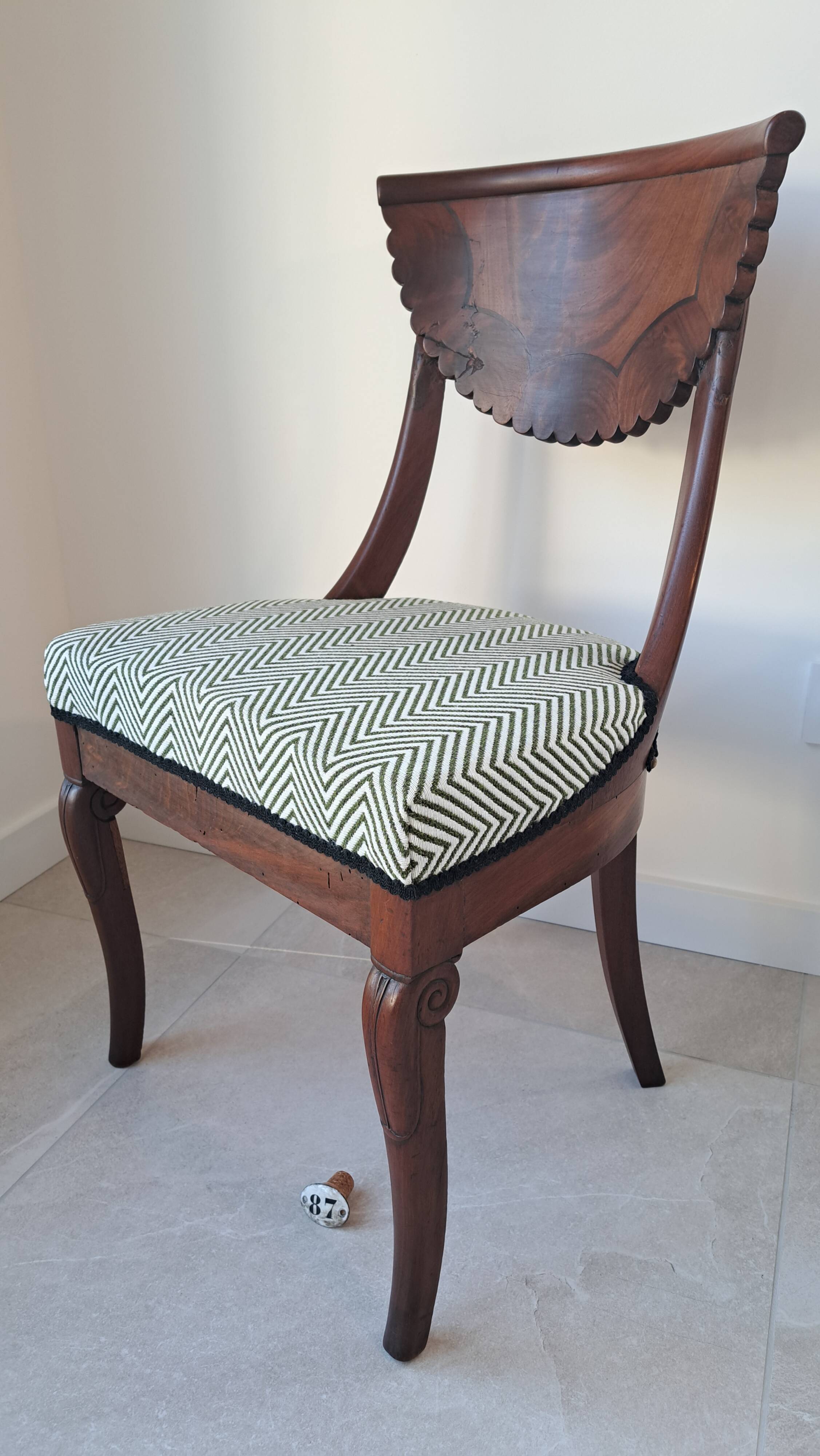 Pair of mahogany gondola chairs – Empire style – 20th century, restored