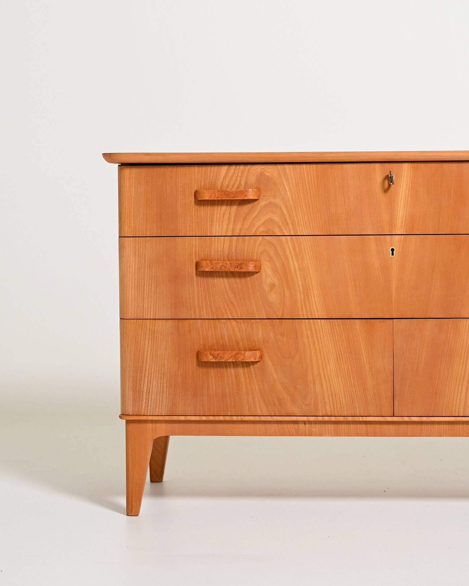 Commode scandinave en bois d'orme, années 1950