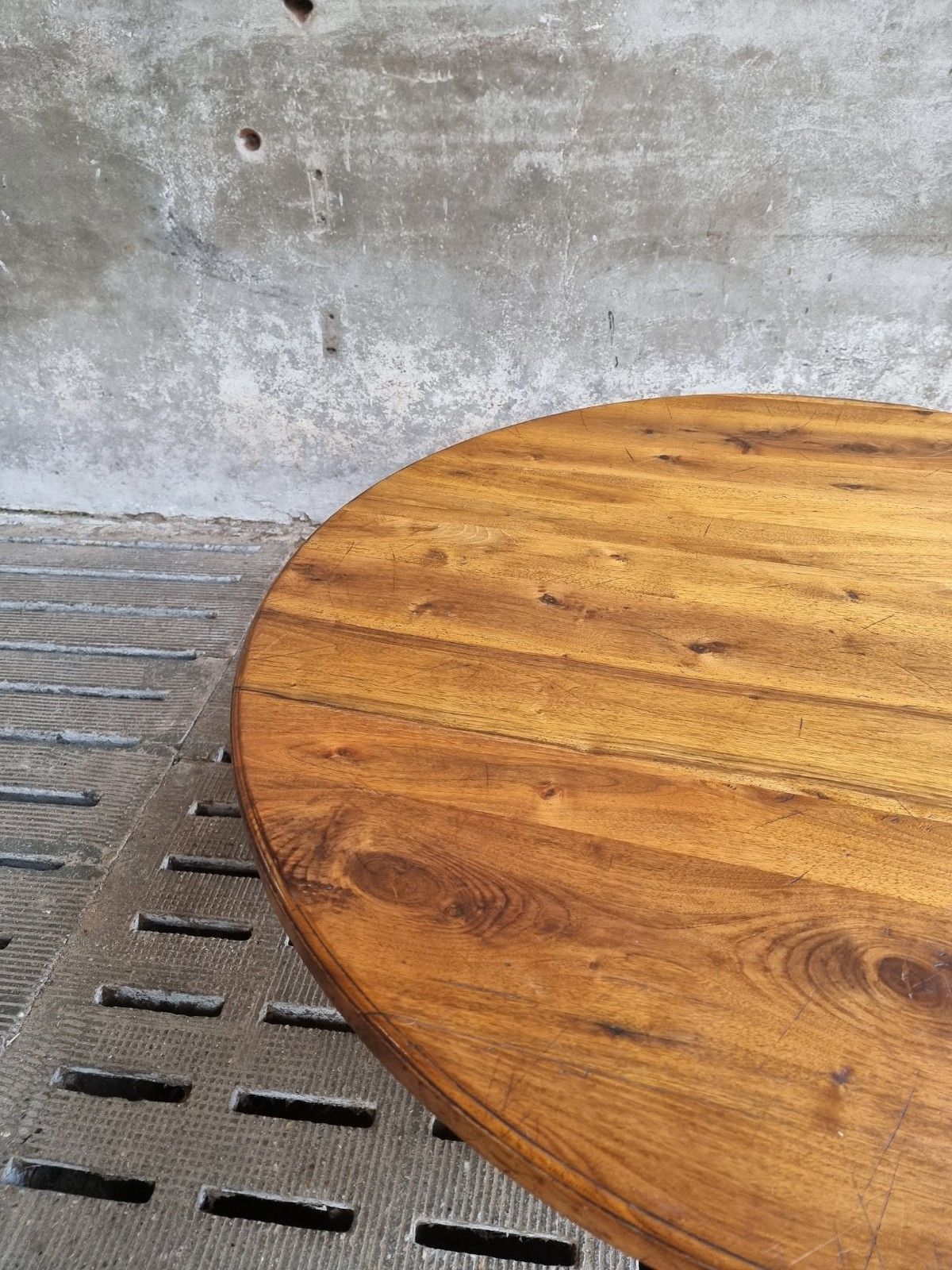 Table ronde ancienne en noyer 140 cm