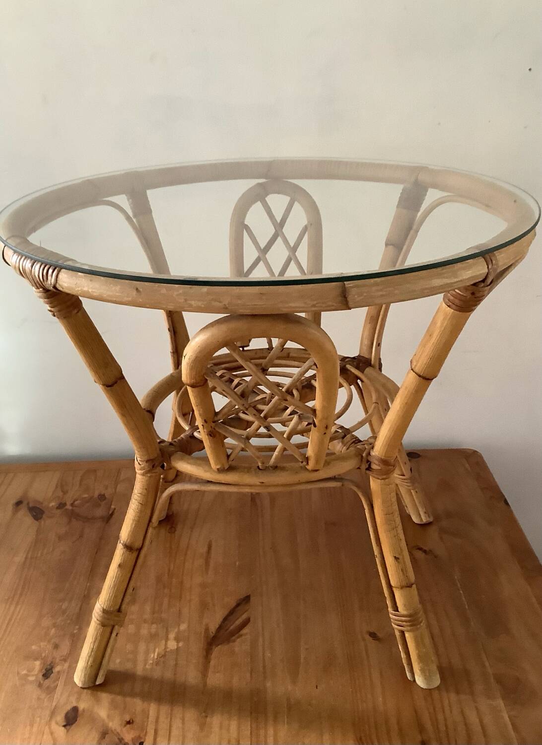 Table basse vintage en rotin et verre