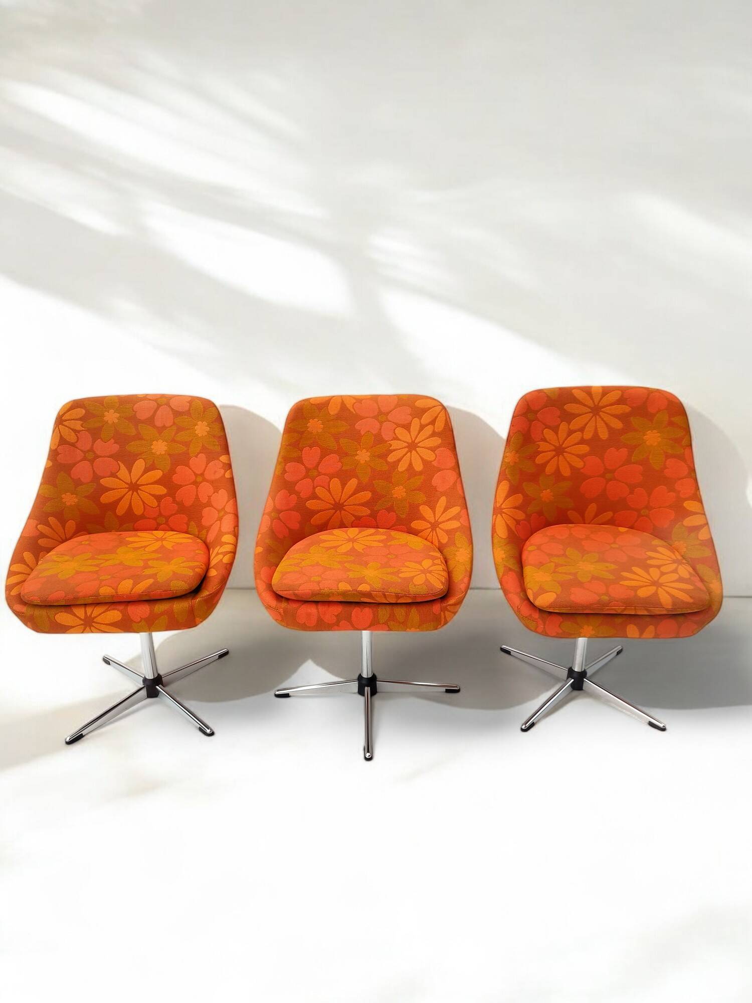 Suite de 4 fauteuils pivotants seventies
