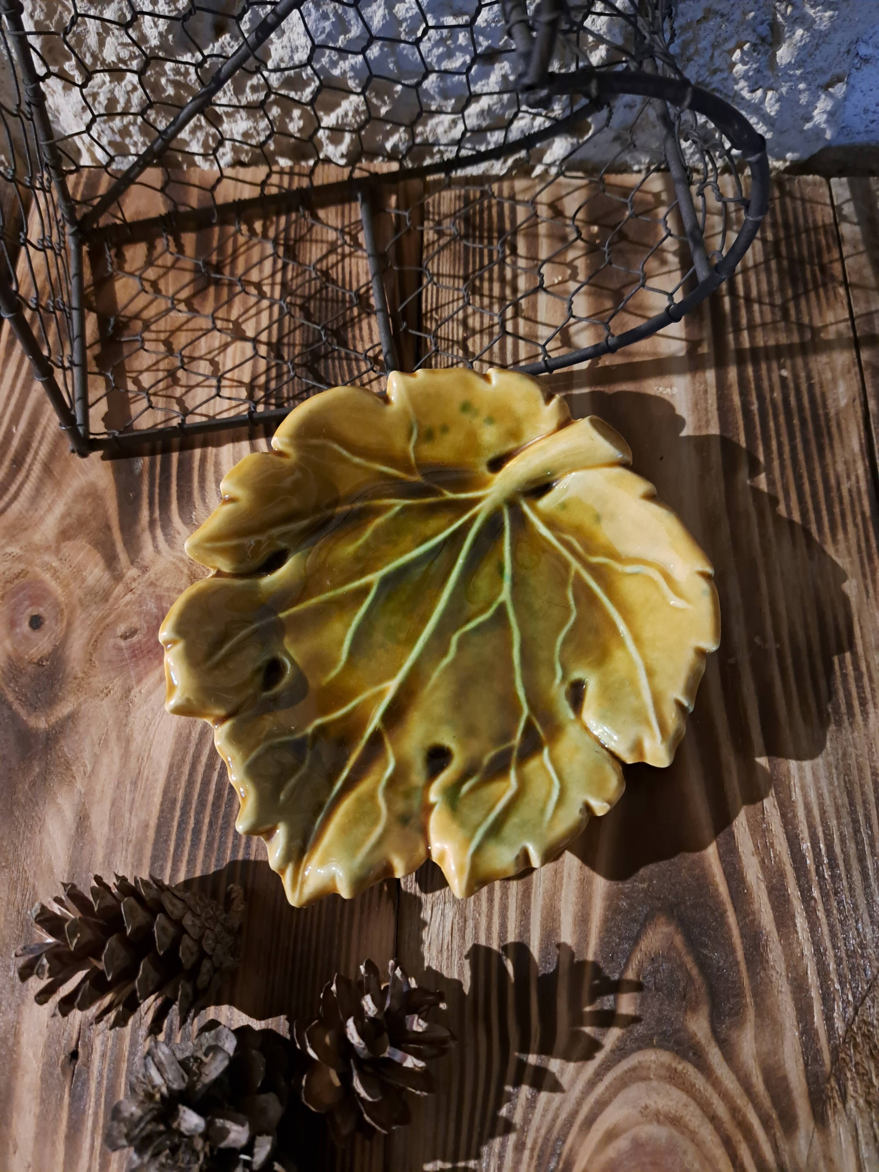 Empty yellow ceramic pocket in the shape of a leaf